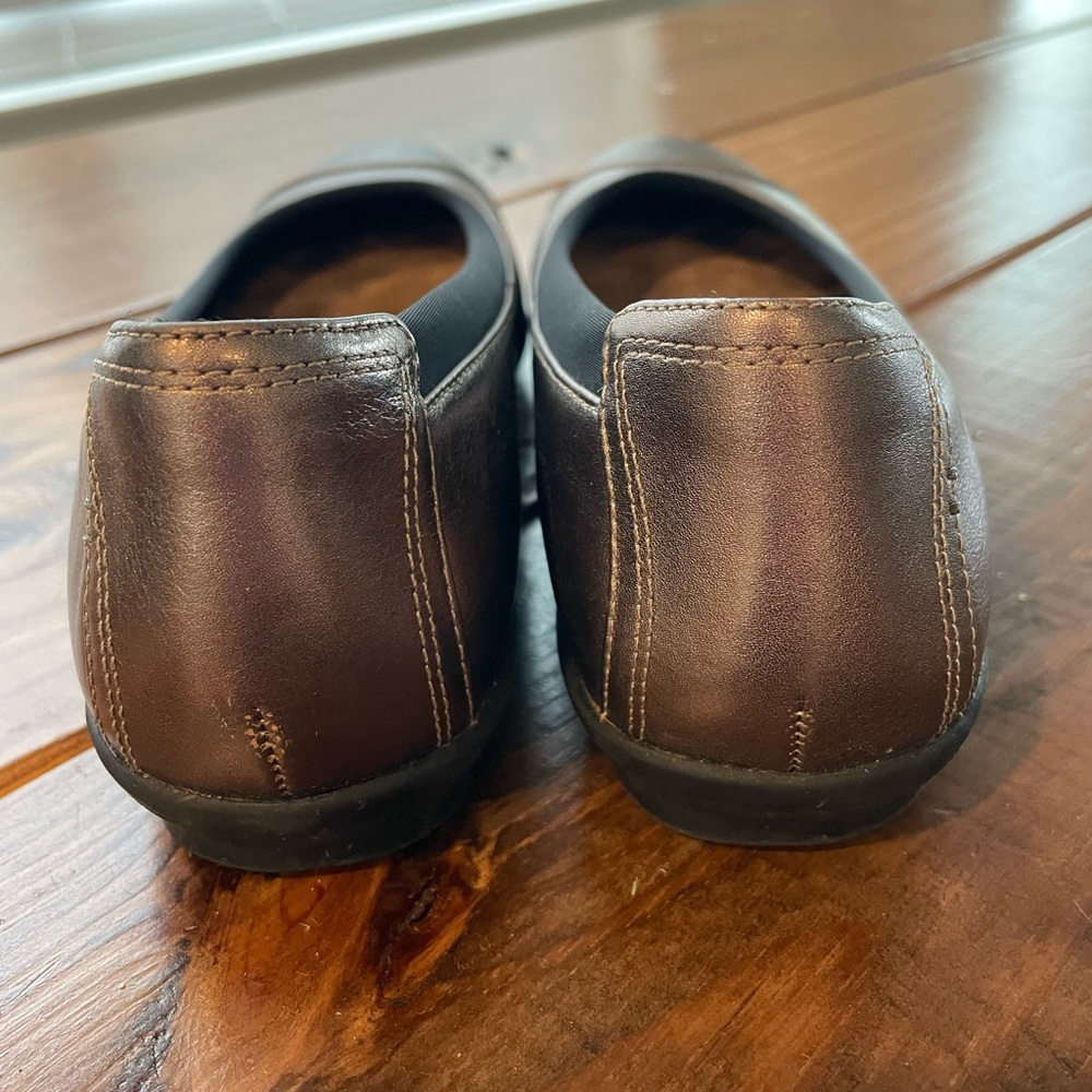 Clarks Bronze Flats Sleek Design Cushioned Comfort - Picture 3 of 4